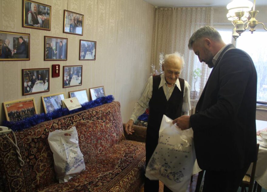 Фронтовики принимают поздравления