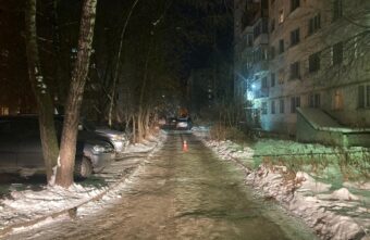 Водитель сбил пешехода во дворе дома в Твери и уехал Водитель сбил пешехода во дворе дома в Твери и уехал