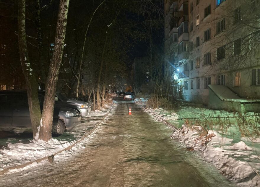 Водитель сбил пешехода во дворе дома в Твери и уехал
