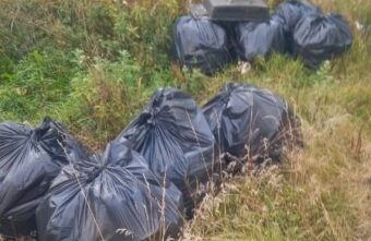 Жители деревни в Тверской области устроили две огромные свалки