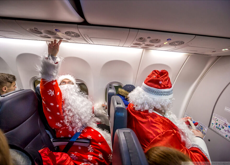 Россиян в костюмах Деда Мороза и Снегурочки пустят в самолеты бесплатно