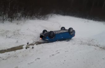"Логан" вылетел в кювет и перевернулся в Тверской области