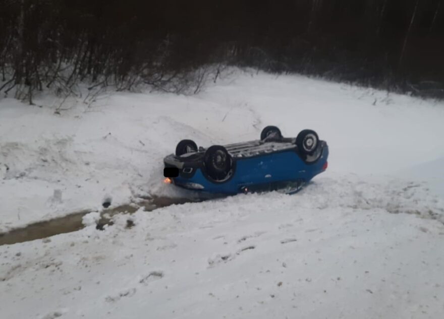 "Логан" вылетел в кювет и перевернулся в Тверской области