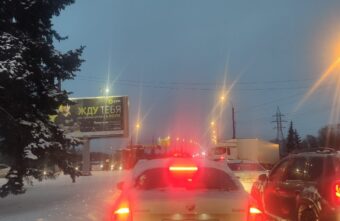 Фура перегородила проезд на мост в Твери