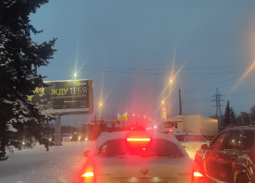 Фура перегородила проезд на мост в Твери