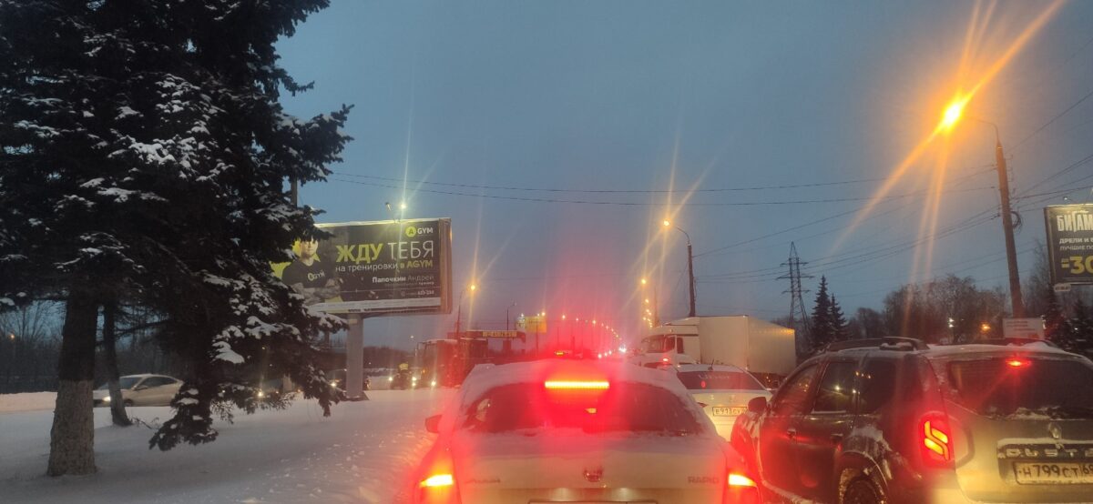 Фура перегородила проезд на мост в Твери