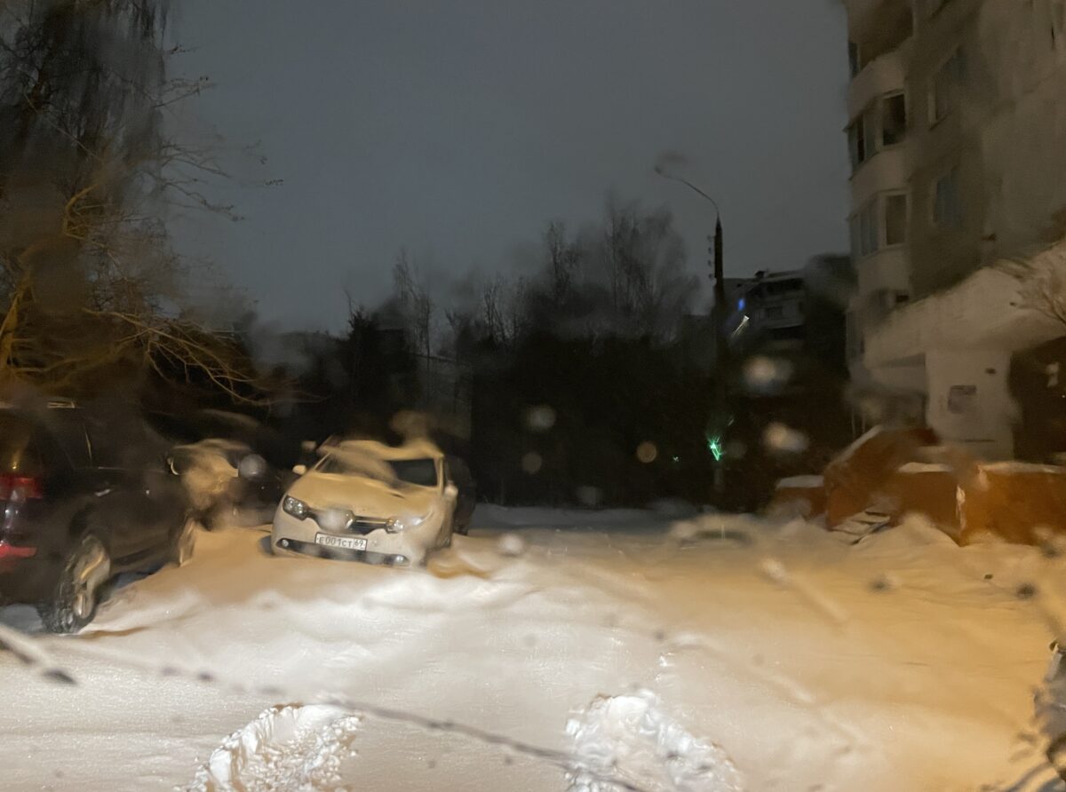 Дороги Твери занесло снегом