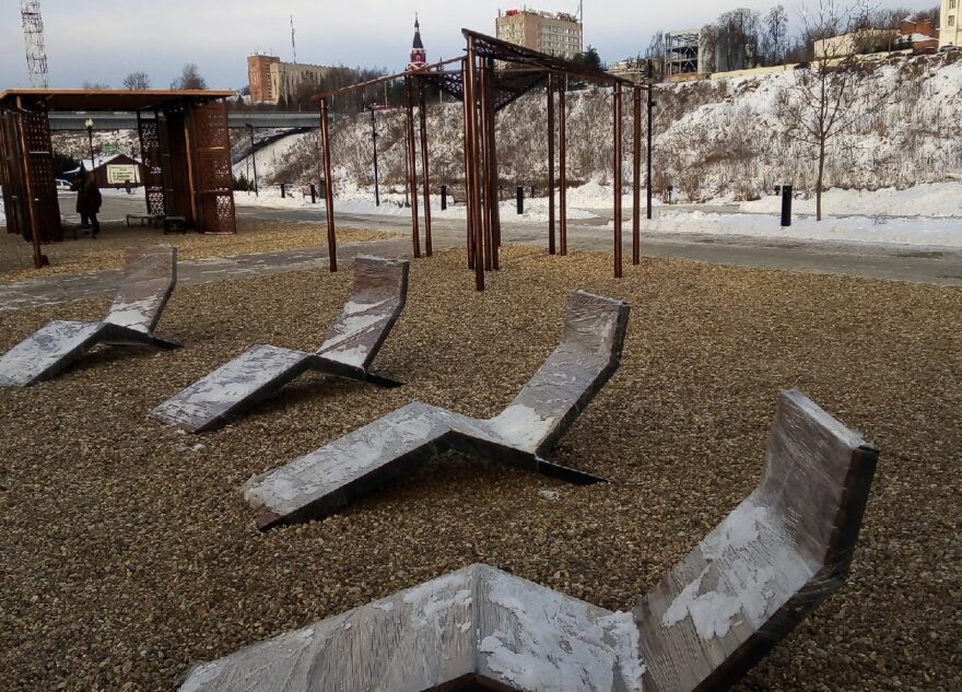 В Тверской области в начале зимы установили шезлонги на берегу Волги