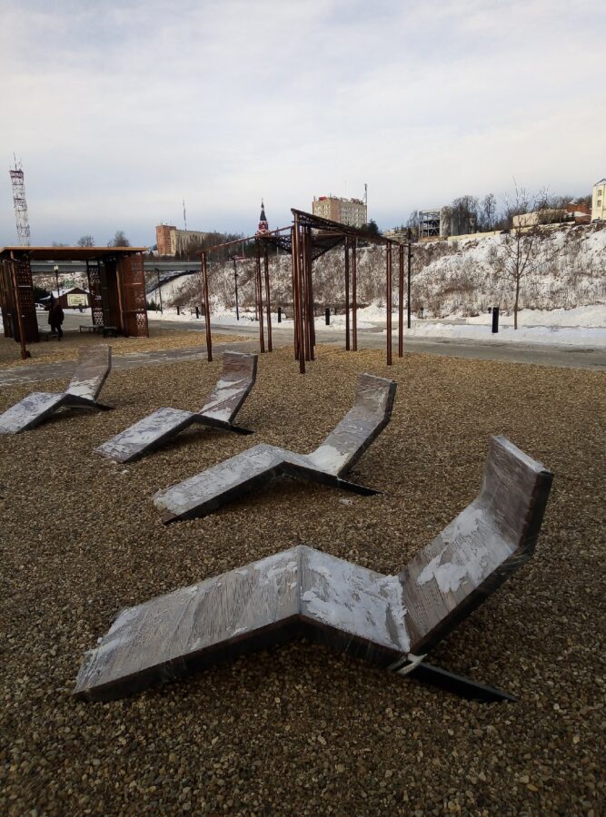 В Тверской области в начале зимы установили шезлонги на берегу Волги