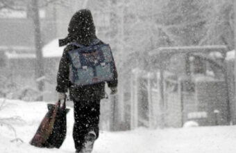 Дети в Тверской области ждут автобус под снегом и дождем Дети в Тверской области ждут автобус под снегом и дождем