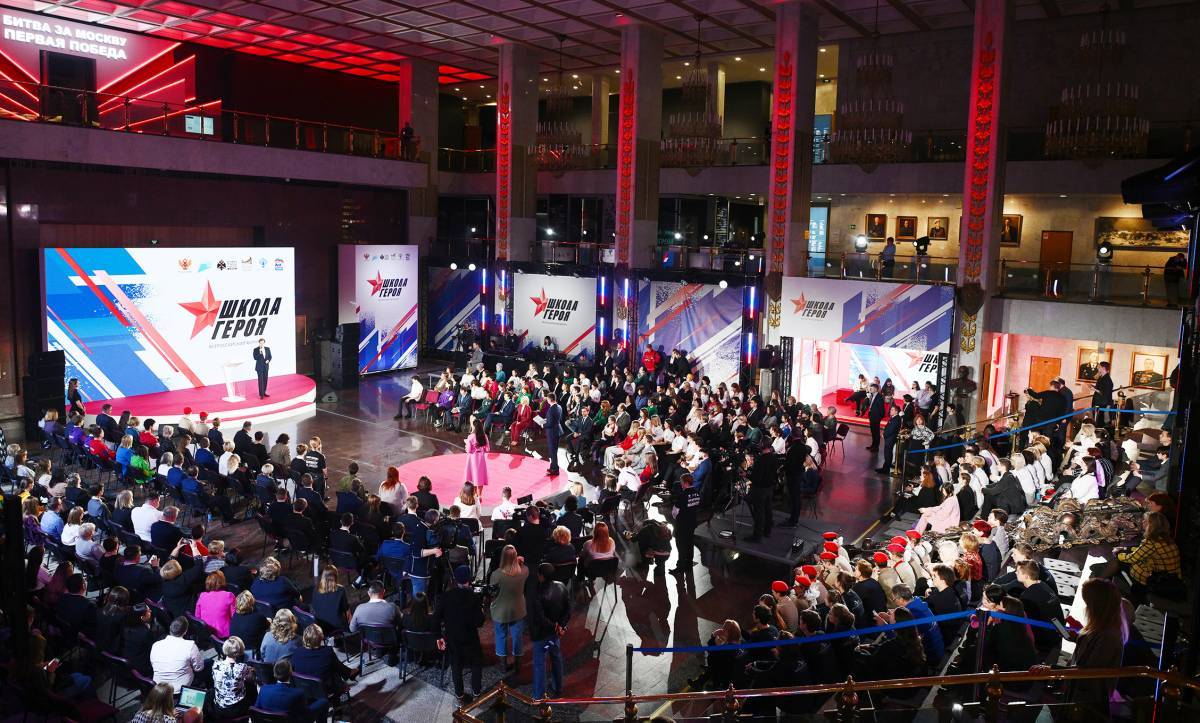 «Единая Россия» и Минпросвещения провели первый Всероссийский форум «Школа Героя». Ряду школ были присвоены имена Героев России – участников СВО