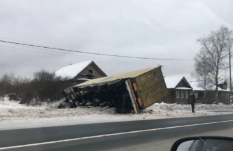 На трассе в Тверской области фура въехала в жилой дом На трассе в Тверской области фура въехала в жилой дом
