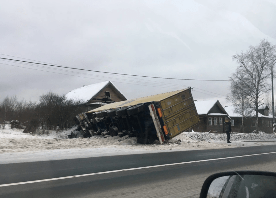 На трассе в Тверской области фура въехала в жилой дом