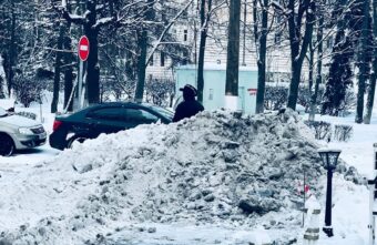 Жители дома в Твери не могут выехать из заблокированного кучей снега двора