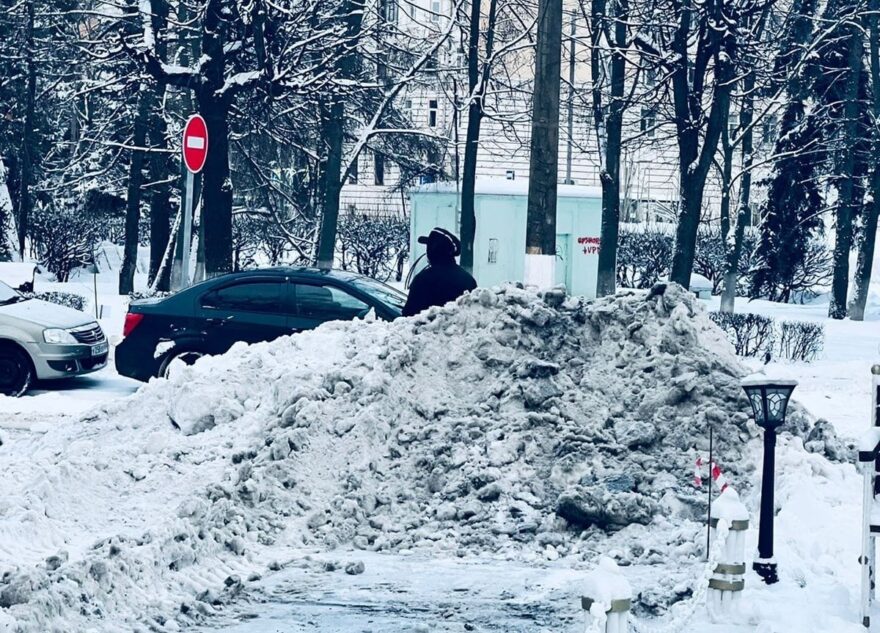 Жители дома в Твери не могут выехать из заблокированного кучей снега двора