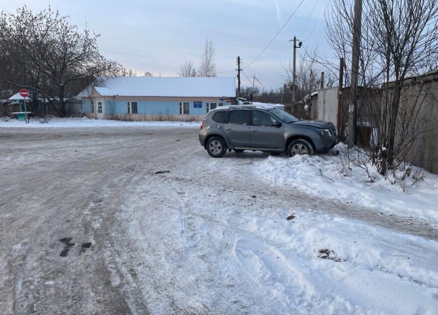 Водитель иномарки "протаранил" забор в Твери