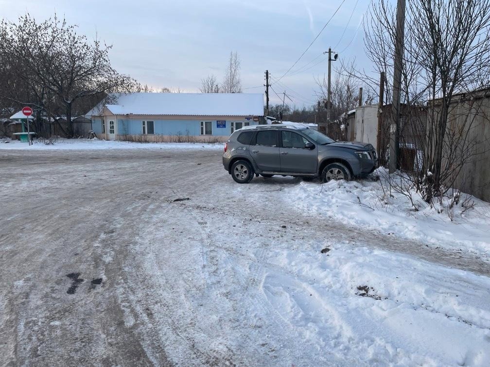 Водитель иномарки "протаранил" забор в Твери