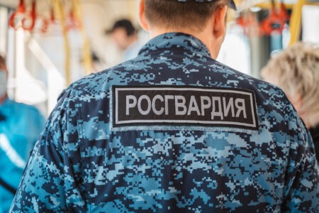 Подозрительный мужчина пытался скрыться от патруля Росгвардии в Твери Подозрительный мужчина пытался скрыться от патруля Росгвардии в Твери