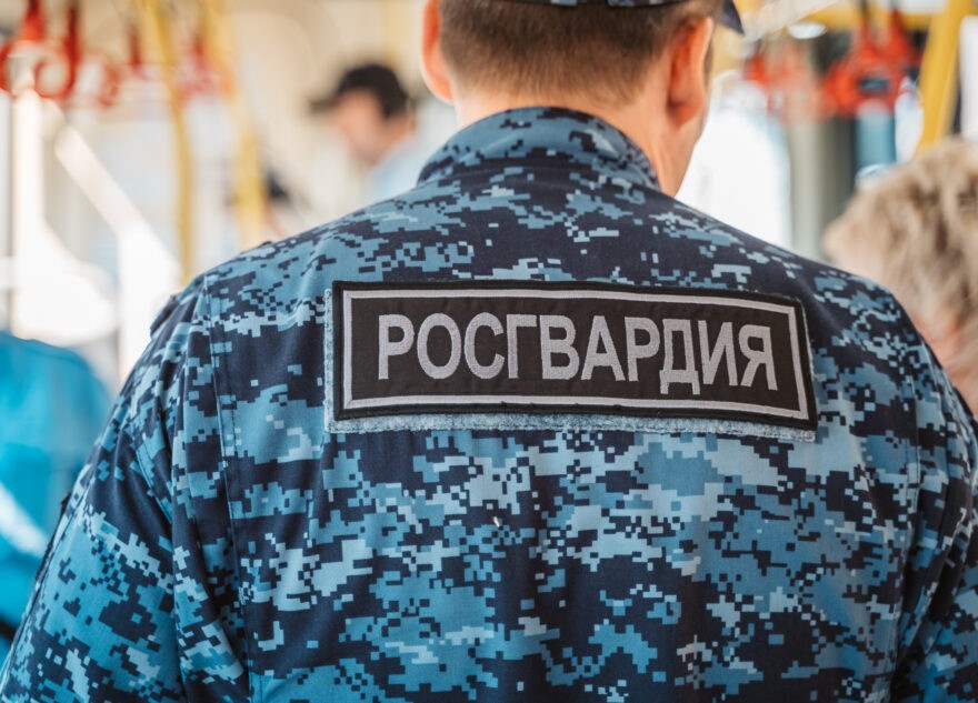 Подозрительный мужчина пытался скрыться от патруля Росгвардии в Твери Подозрительный мужчина пытался скрыться от патруля Росгвардии в Твери