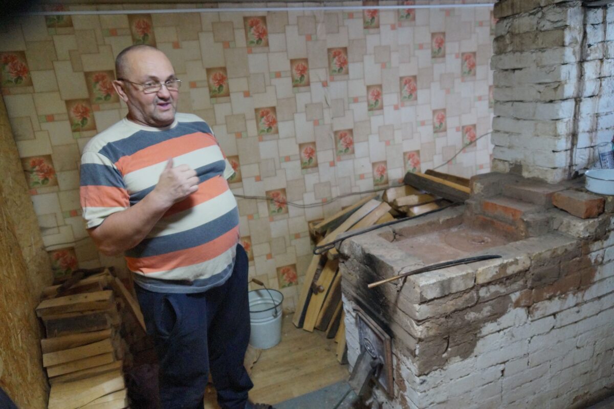 Из-за старой печи отец может потерять сына