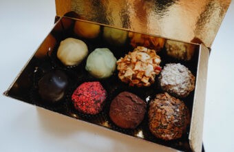 Жителям Тверской области рассказали, сколько конфет в день можно давать детям