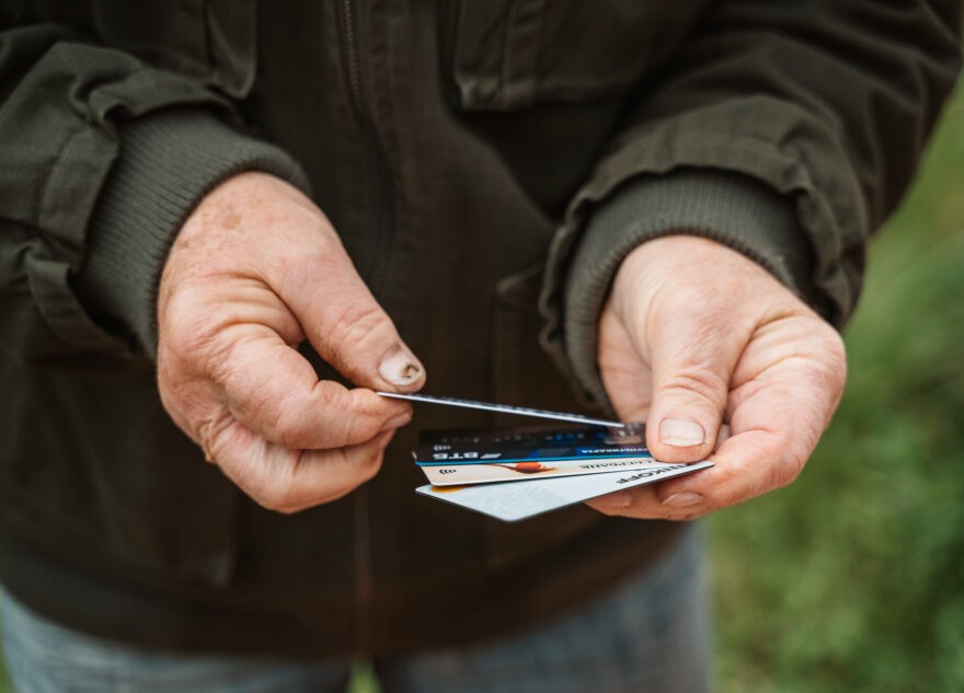 Вор денег с банковской карты был пойман в Удомле
