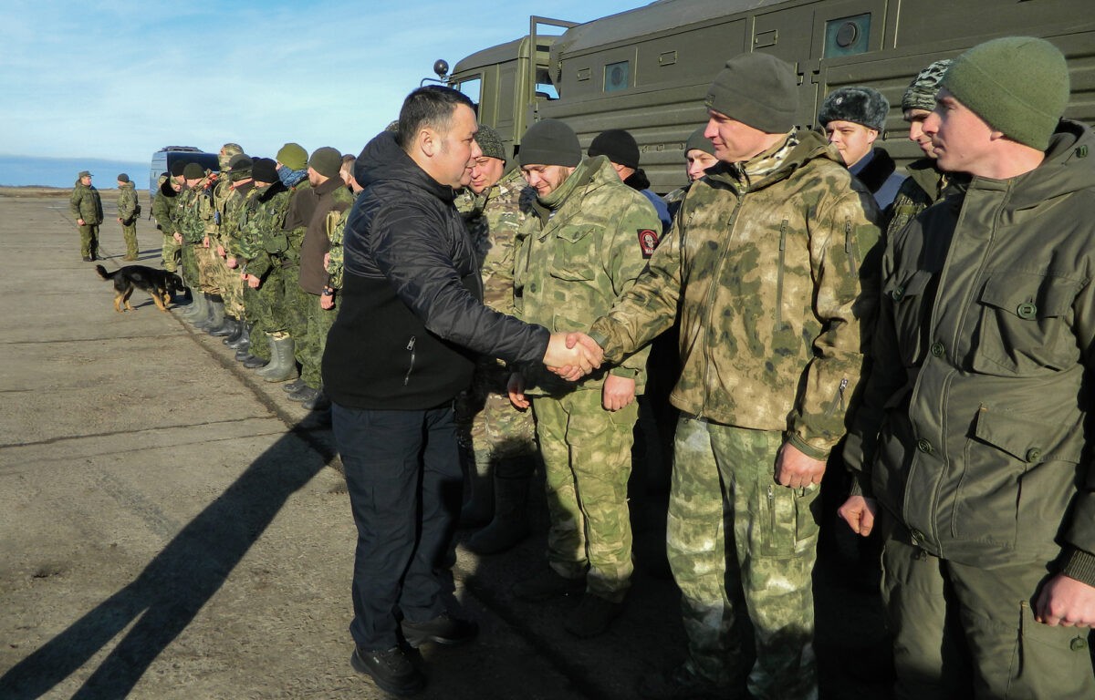 Игорь Руденя в прифронтовой зоне СВО встретился с военнослужащими из Тверской области