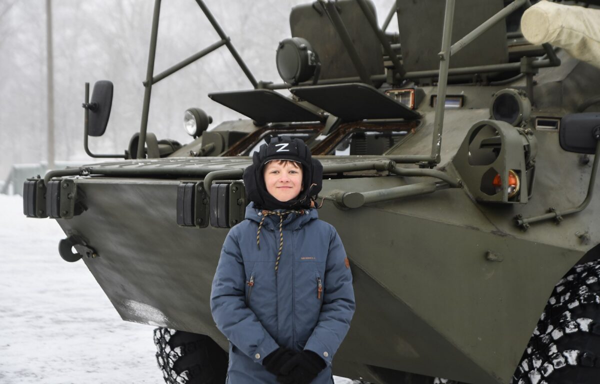 В преддверии Нового года Игорь Руденя исполнил мечту 11-летнего Василия Щеблинова и 6-летней Евгении Метелицы