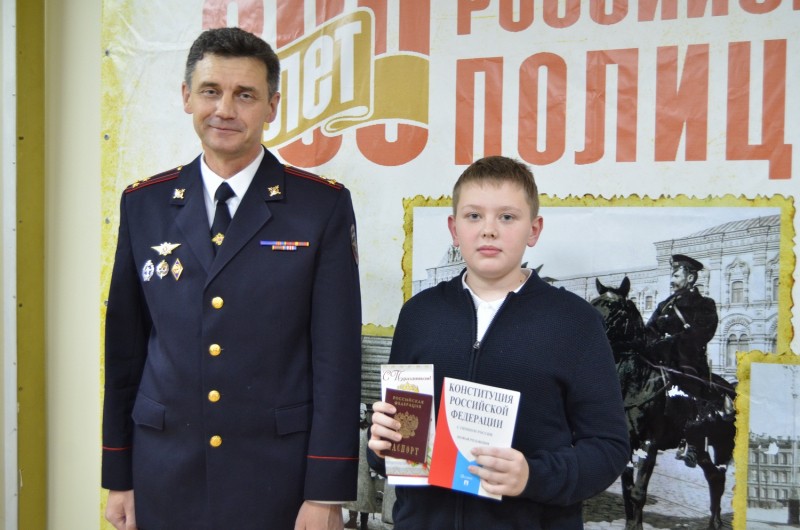 В Твери торжественно вручили школьникам первые паспорта