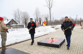 Губернатор Игорь Руденя возложил цветы к воинскому захоронению в Тверской области Губернатор Игорь Руденя возложил цветы к воинскому захоронению в Тверской области