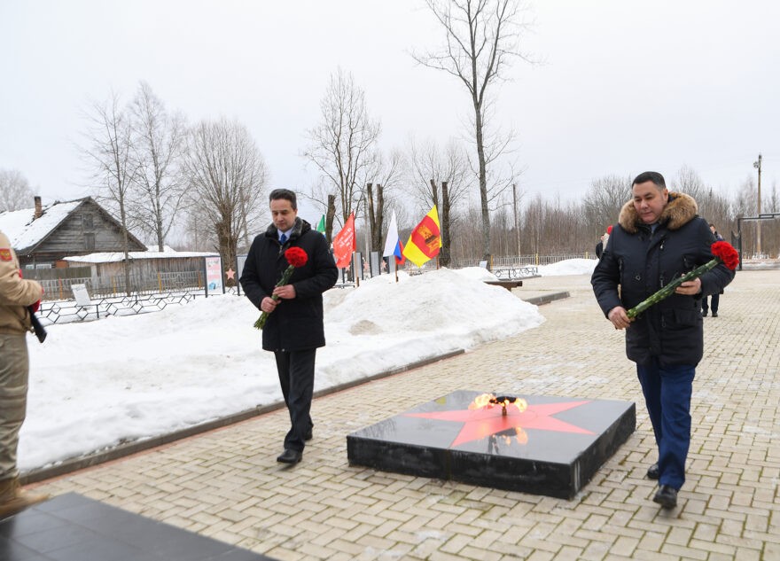 Губернатор Игорь Руденя возложил цветы к воинскому захоронению в Тверской области