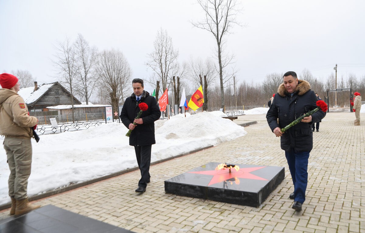 Губернатор Игорь Руденя возложил цветы к воинскому захоронению в Тверской области