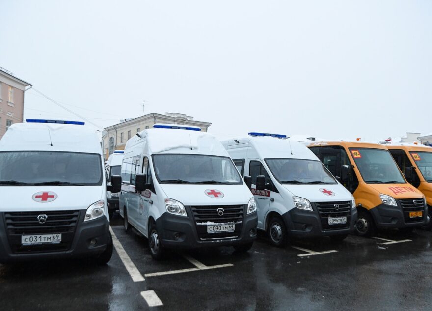 11 школьных автобусов и 16 машин скорой помощи отправятся в муниципалитеты Тверской области