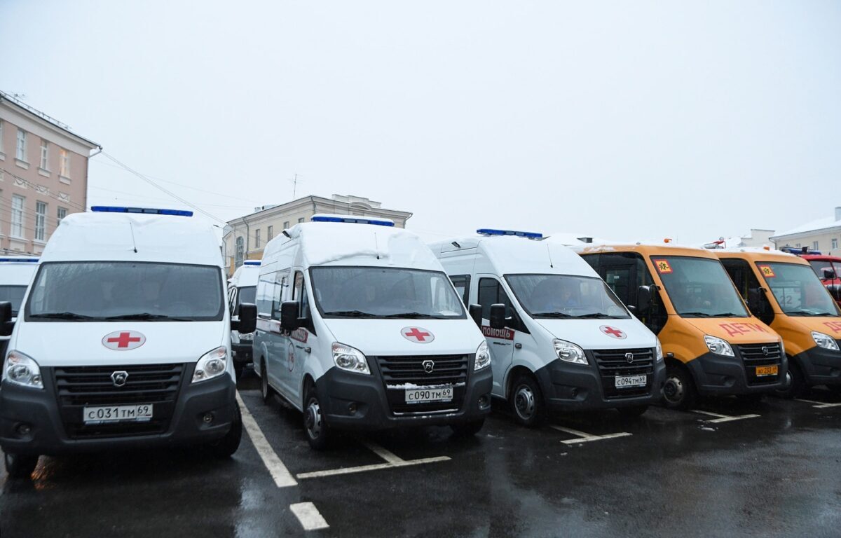 11 школьных автобусов и 16 машин скорой помощи отправятся в муниципалитеты Тверской области