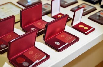 В День Конституции РФ жителям Тверской области вручили государственные и региональные награды В День Конституции РФ жителям Тверской области вручили государственные и региональные награды