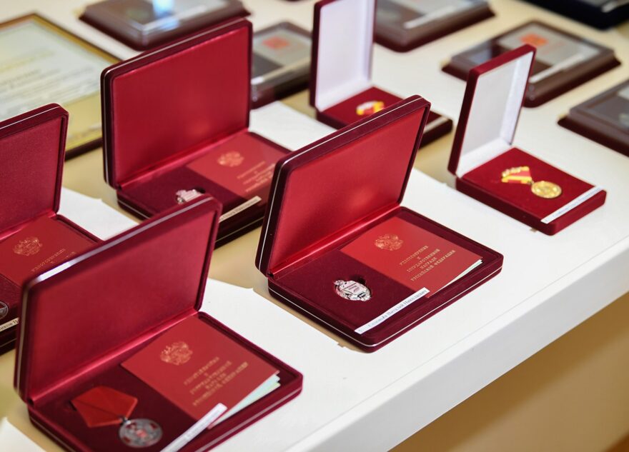 В День Конституции РФ жителям Тверской области вручили государственные и региональные награды