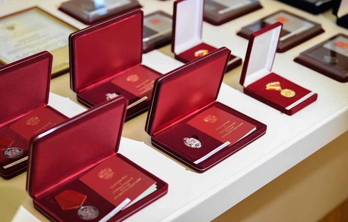 В День Конституции РФ жителям Тверской области вручили государственные и региональные награды