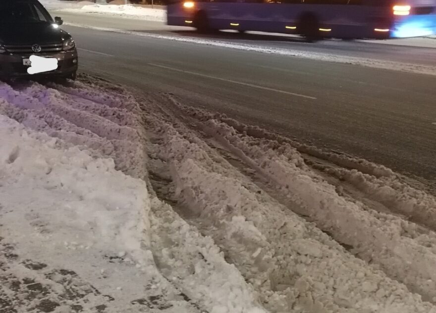 Тверитяне жалуются на заваленные снегом парковки по всему городу
