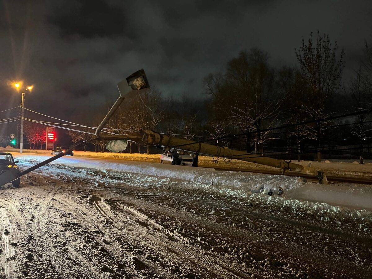 В Твери машина перекрыла дорогу фонарным столбом