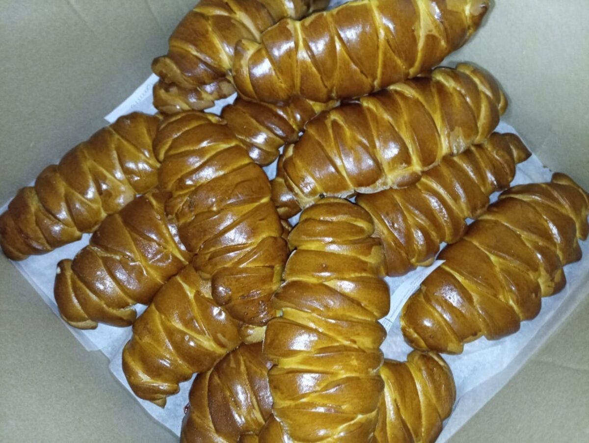 Жители Тверской области сутки не спали и накрыли бойцам новогодний стол