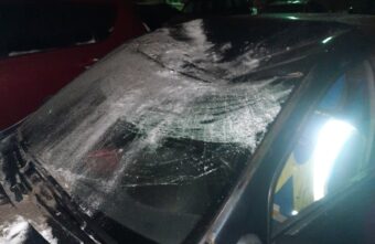 В Твери вандалы скинули строительный мусор с крыши и разбили автомобили