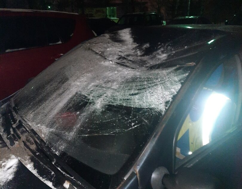 В Твери вандалы скинули строительный мусор с крыши и разбили автомобили В Твери вандалы скинули строительный мусор с крыши и разбили автомобили