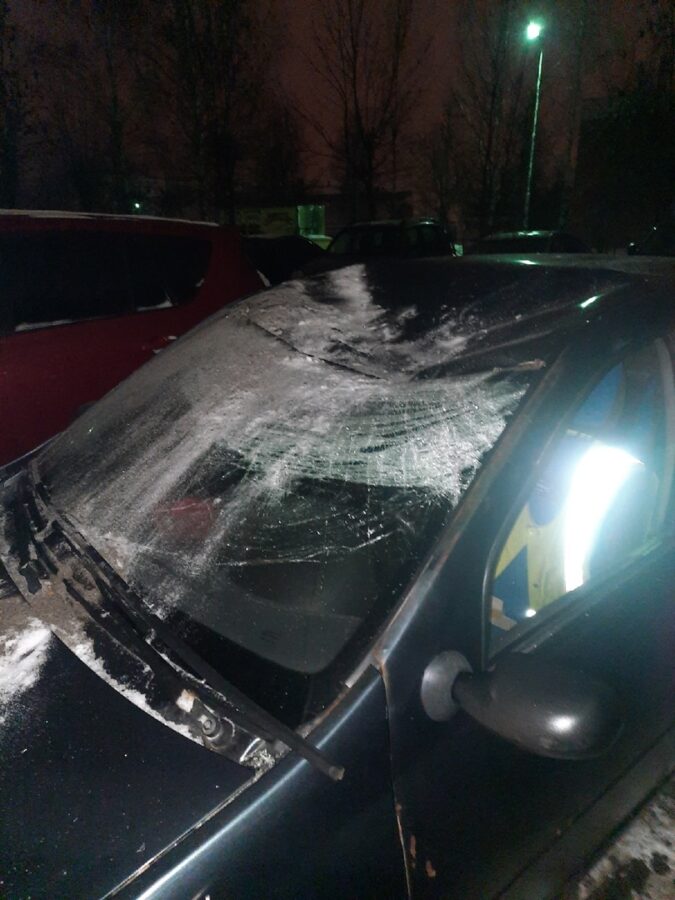 В Твери вандалы скинули строительный мусор с крыши и разбили автомобили