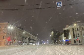 Дороги Твери занесло снегом Дороги Твери занесло снегом