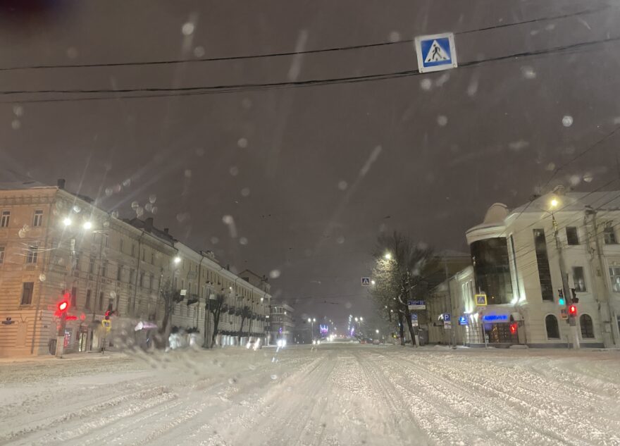 Дороги Твери занесло снегом