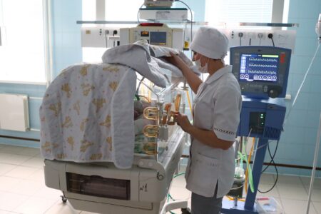 В тверской роддом заставили взять врачей