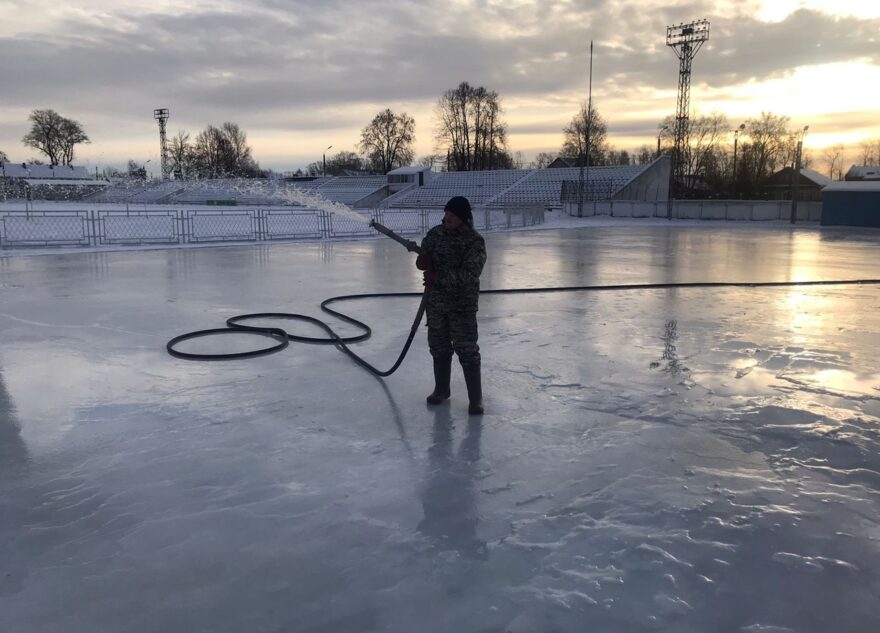 В Вышневолоцком округе начали заливать катки