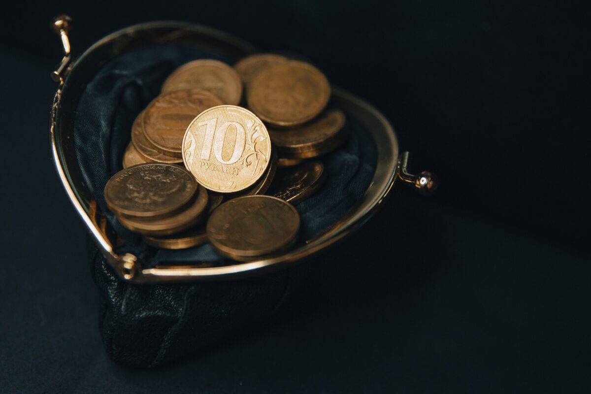 ВТБ и ВЦИОМ: каждый второй россиянин получает финансовую поддержку от родных