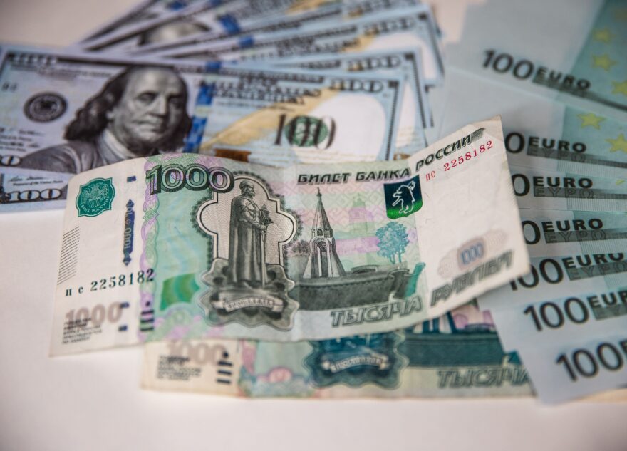 Треть россиян стали реже интересоваться курсом валют в этом году