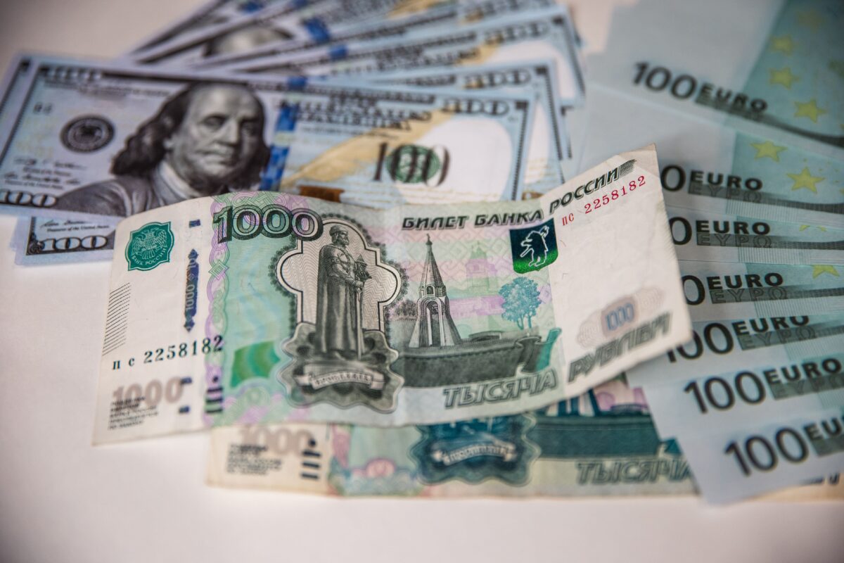 Треть россиян стали реже интересоваться курсом валют в этом году